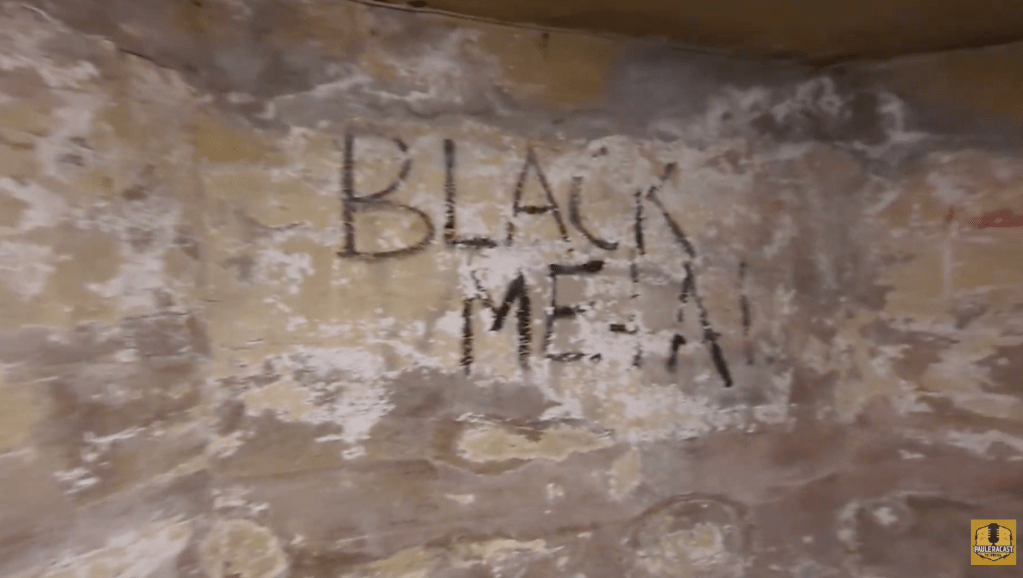 Parede do porão da Neseblod Records em Oslo, Noruega com os dizeres Black Metal grafitados.